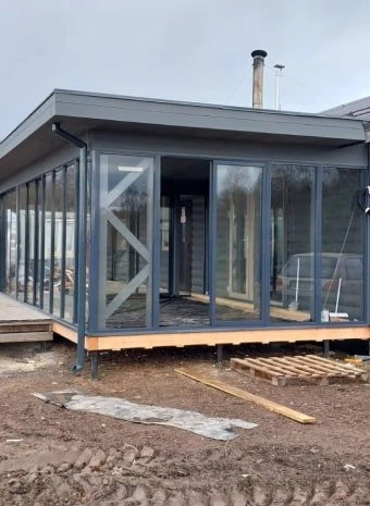 Проектирование и монтаж панорамной пристройки к дому по индивидуальному проекту заказчика