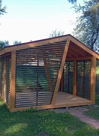 Проектирование и монтаж деревянной дизайнерской асимметричной беседки с двускатной кровлей