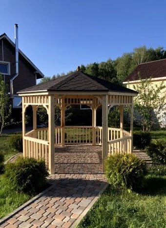Проектирование и монтаж деревянной восьмигранной беседки "Виктория" без пола